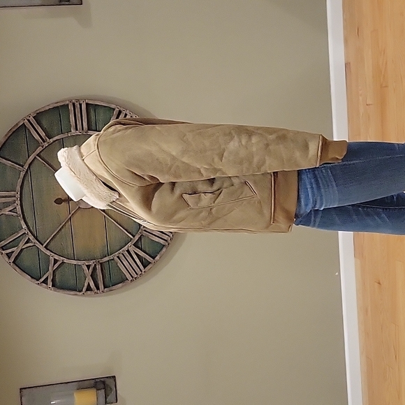 Abercrombie and Fitch Vegan Suede Jacket with faux fur lining - Picture 4 of 14